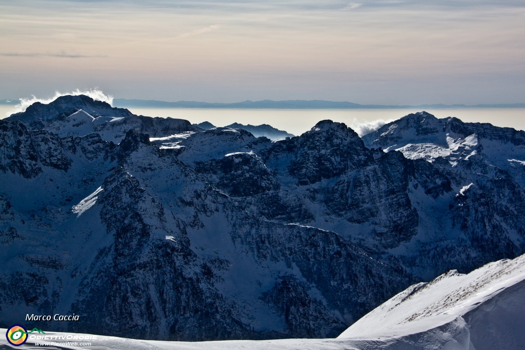 22_Arera ventoso, foschia e Appennini.JPG